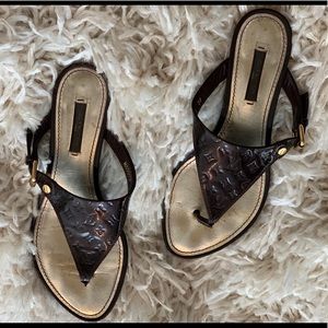 LouisVuitton Amarante monogram flip-flops.